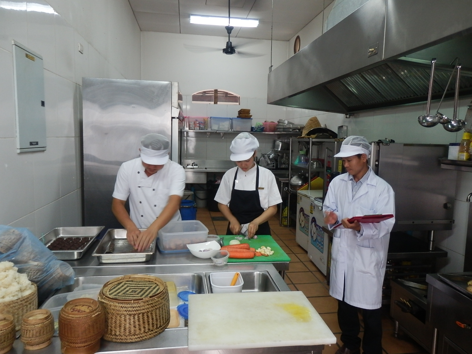 the-mark-luang-prabang-food-preparation-hygiene-certification-program-kitchen