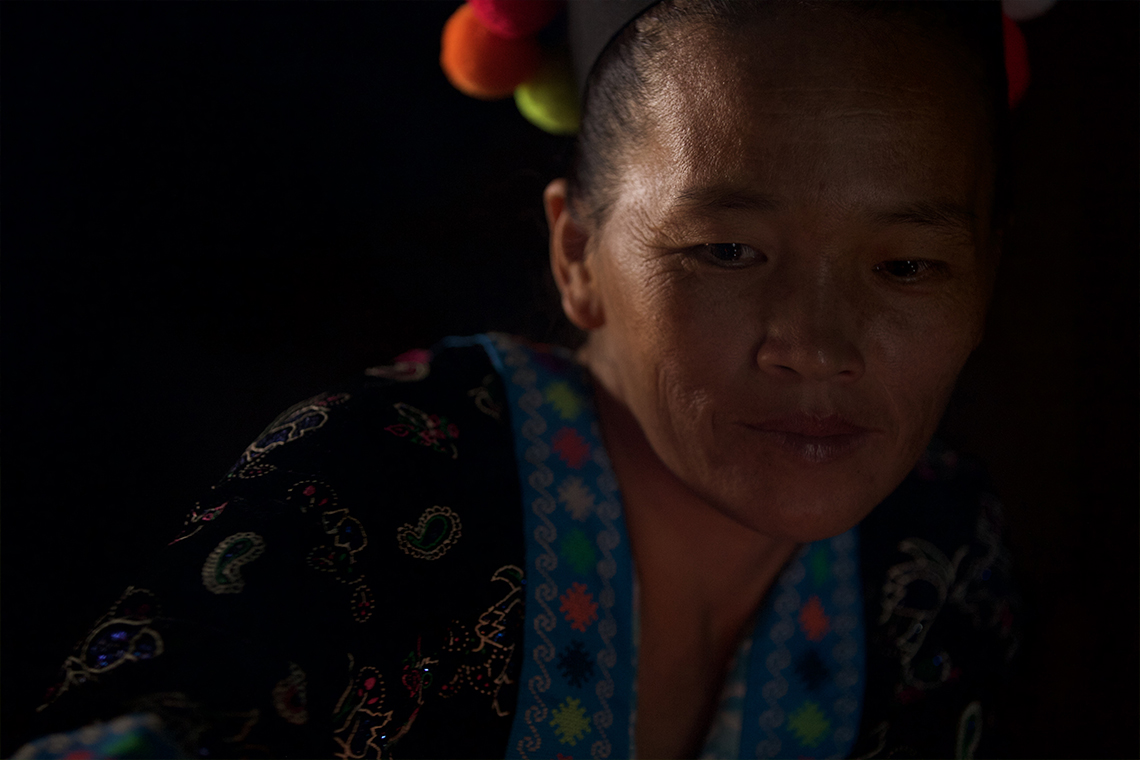 fair-trek-tiger-tail-hmong-woman-photo-by-cyril-eberle-ceb_4360
