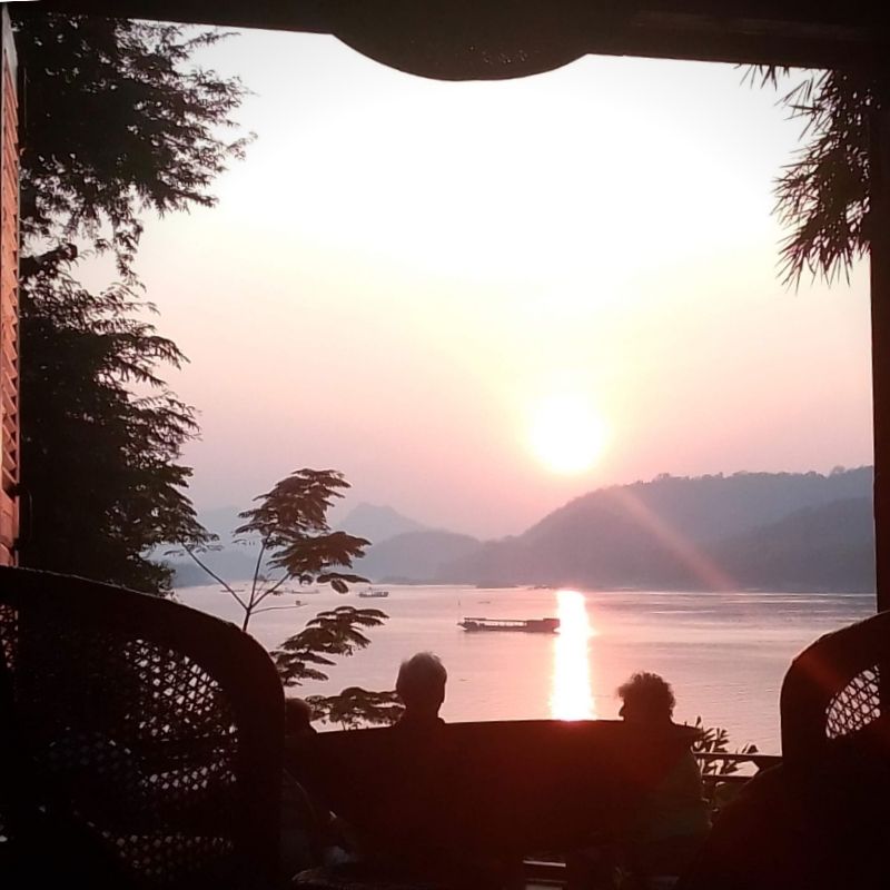 Jumbo-On-The-Mekong-Guesthouse-Sunset-Dining